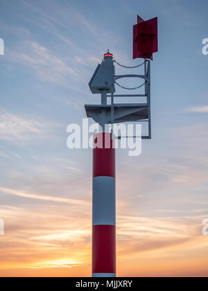 Hafen Licht in den Sonnenuntergang am Eingang der neuen Marina in Cadzand-Bad Stockfoto