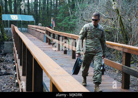 Gemeinsame Basis LEWIS - MCCHORD, WA-Sgt. Kevin Mollenhour, ein Ingenieur aus der 36th Engineer Brigade, untersucht die neu erbaute Murray Creek Bridge vor der offiziellen Ribbon Cutting, Dez. 4, 2017. Das gemeinsame Projekt zwischen der 1st Special Forces Group (Airborne) und der 36Th Engineer Brigade Soldaten im 65 ft geführt. Span die Verknüpfung von zwei bisher voneinander getrennte Bereiche der 1 SFG (A) Verbindung. (U.S. Armee Foto: Staff Sgt. Harper) Stockfoto