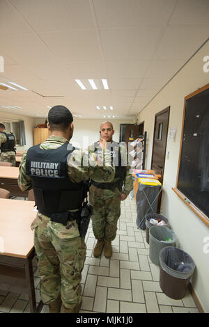 Us-Armee Sgt. Chase Sykes, der schinnen Provost Marshall Büro in der US-Armee Garnison Benelux zugewiesen, führt eine horizontale Anstarrennystagmus Test auf U.S. Army Staff Sgt. Sergio Lopez als Teil ihrer Ausbildung auf der Standardfeld-nüchternheittest auf chièvres Air Base, Belgien, Dez. 5, 2017. Die Soldaten praktiziert, die Feld-nüchternheittests Strafverfolgung Zertifizierung zu erhalten. (U.S. Armee Foto von visuellen Informationen Spezialist Pierre-Etienne Courtejoie) Stockfoto