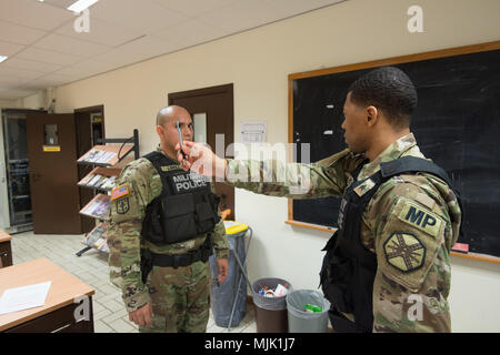 U.S. Army Staff Sgt. Sergio Lopez, der schinnen Provost Marshall Büro in der US-Armee Garnison Benelux zugewiesen ist, folgt ein Stift durch die US-Armee Sgt. Chase Sykes als Sykes führt eine horizontale Anstarrennystagmus Test während Standardfeld-nüchternheittest Training auf chièvres Air Base, Belgien, Dez. 5, 2017. Die Soldaten beherrschen Sie Feld-nüchternheittests Strafverfolgung Zertifizierung zu erhalten. (U.S. Armee Foto von visuellen Informationen Spezialist Pierre-Etienne Courtejoie) Stockfoto