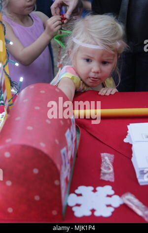 Katherine-Jean Leonard, 2, E-Mails in einem Brief an Santa Dez. 5 im Club Stewart während der Fort Stewart Baum Beleuchtung Zeremonie. Die Veranstaltung im Zug, im Flugzeug oder einen Lebkuchen - Haus Anzeige, ein Besuch von Santa Claus und mehrere Stände für Kinder. (U.S. Armee Foto von SPC. Noelle E. Wiehe, 50. Öffentliche Angelegenheiten Ablösung/Freigegeben) Stockfoto