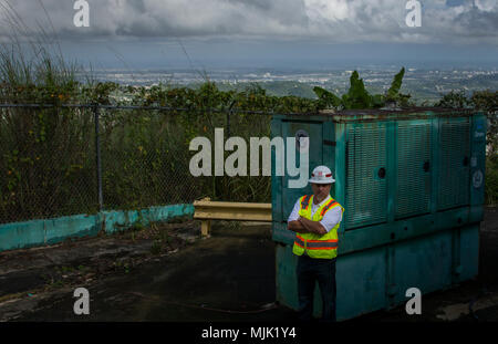 Brent Kelly, Pittsburgh, posiert vor der 800 temporäre Generator auf der Insel Puerto Rico am Dez. 6, 2017 installiert. Der Generator in die Berge in der zentralen Region der Insel installiert sind, und ist der dritte Generator im Bereich Stromversorgung Wasserpumpen aus der Kläranlage für die Bewohner der Gegend. Die temporäre generator Mission hier in Puerto Rico weiterhin Strom zu kritischen Infrastrukturen, darunter Krankenhäuser, Polizeistationen und Wasser- und Abwasseraufbereitungsanlagen zu bringen. Kelly ist ein Qualitätssicherung Techniker und Mission Verbindung für die Emer Stockfoto