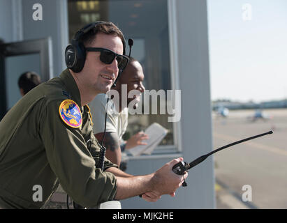 Us-Luftwaffe Kapitän Dakota Newton, Pacific Air Kräfte F-16 Demonstration Team Sicherheit Beobachter, Links, und Staff Sgt. Raphael Eames, der 35Th Operations Support Squadron aircrew Flug Ausrüstung Facharbeiter, rechts, sehen Sie sich eine Demonstration an Japan Air Verteidigung-kraft Nyutabaru Air Base, Japan, Dez. 1, 2017. Als sicherheit Beobachter, Newton ist der Pilot die Augen auf den Boden, so dass die Piloten für das nächste Manöver richtig eingestellt ist und keine Vögel sind in den Weg. Die PACAF F-16 Demo Team wird sich eine zweitägige Airshow an Nyutabaru AB. Us Air Force Foto von älteren Flieger Bretagne A. Chase) Stockfoto