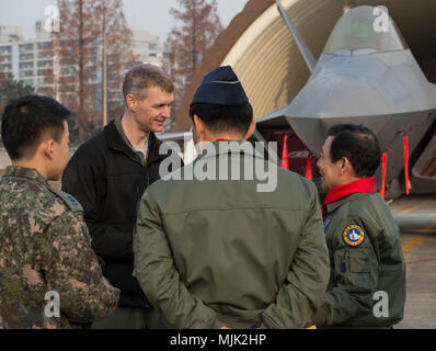 Bürgermeister der Stadt Gwangju, Jang Hyun Yoon, US Air Force Mitglieder und Republik Korea AF-Mitglieder, der F-22 Raptor, Dez. 07, 2017 diskutieren, an Gwanju Air Base, Republik Korea. Der Bürgermeister war in der Lage, die wichtigsten Führer der Wachsam Ace Übung in Gwangju AB zu sprechen. (U.S. Air Force Foto von älteren Flieger Jessica. H. Smith) Stockfoto