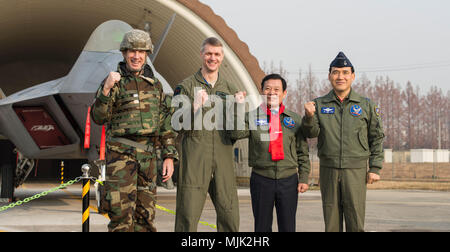 Von links nach rechts, US Air Force Brig. Gen. Fall A. Cunningham, Oberstleutnant David M. Skalicky, Bürgermeister von Gwangju, Jang Hyun Yoon und Republik Korea AF Brig. Gen. Gyu Shik Kang, für ein Gruppenfoto vor der F-22 Raptor, Dez. 07, 2017 darstellen, an Gwanju Air Base, ROK. Der Bürgermeister war in der Lage, die wichtigsten Führer der Wachsam Ace Übung in Gwangju AB zu sprechen. (U.S. Air Force Foto von älteren Flieger Jessica. H. Smith) Stockfoto