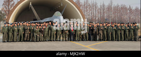 Bürgermeister der Stadt Gwangju, Jang Hyun Yoon, US Air Force Mitglieder und Kursteilnehmer und Ausbilder Piloten aus dem 1 Fighter Wing, Gwanju Air Base, posieren für ein Gruppenfoto vor der F-22 Raptor, Dez.07, 2017, unter Gwanju Air Base, Republik Korea. Der Bürgermeister war in der Lage, die wichtigsten Führer der Wachsam Ace Übung in Gwangju AB zu sprechen. (U.S. Air Force Foto von älteren Flieger Jessica. H. Smith) Stockfoto