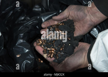 Eine Fachfirma zeigt die Kugeln und Gummi, die er in der Schulung Support Center Benelux 25 gereinigt - m Indoor Schießplatz, auf chièvres Air Base, Belgien, Dez. 6, 2017. In Übereinstimmung mit der US-Armee und der US-Armee in Europa nachhaltige Range Programm, TSC Benelux 25 m langen Innenpool Schießplatz regelmäßig gewartet wird, Kugeln aus der Bullet Catcher entfernt und Alle führen, kontaminierte Ablagerungen und Gefahrgut sind sicher entsorgt. (U.S. Armee Foto von visuellen Informationen Spezialist Pierre-Etienne Courtejoie) Stockfoto