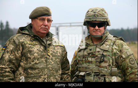Yavoriv, Ukraine - Col. Dennis Deeley, der 27 Infantry Brigade Combat Team (Vorwärts) Commander posiert für ein Foto mit ukrainischen Generalleutnant Pavel Tkachuk, Leiter des Hetman Petro Sagaidachny nationale Armee Akademie während einer Tour der Yavoriv Combat Training Center Dez. 7. Mehr als 220 der New York Army National Guard Soldaten sind derzeit in der Ukraine helfen Mentor ukrainische Soldaten, wie sie in Richtung zu ihrem Ziel der Erlangung von NATO-Interoperabilität bemühen stationiert. (U.S. Armee Foto von Sgt. Alexander Rektor) Stockfoto