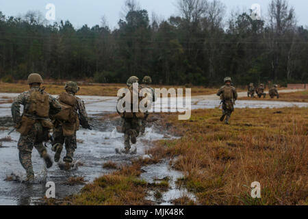 Us-Marines mit Echo Co, Bataillon Landung Team, 2.BATAILLON, 6 Marine Regiment (BLT 2/6), 26 Marine Expeditionary Unit (MEU), Run während eines simulierten Raid als Teil der amphibischen Angriff, die als Höhepunkt für die Kombinierte Composite Trainingsgerät Übung (COMPTUEX) in Camp Lejeune, N.C., Dez. 7, 2017 serviert zu sichern. Die Übung ermöglicht, alle Elemente der Marine Air Ground Task Force (MAGTF) zu verbinden, in realistischen Szenarien, also der MEU als Ganzes trainieren und kann seine vorbereitende Ausbildung Ziele vor ihrer bevorstehenden Einsatz auf See treffen. (U.S. Ma Stockfoto