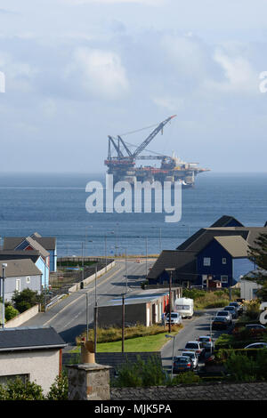 Schweres Heben Thialf barge Semi-U-Boot das Ablegen von Lerwick warten auf Aufträge für Arbeiten an der Clair Feld Stockfoto