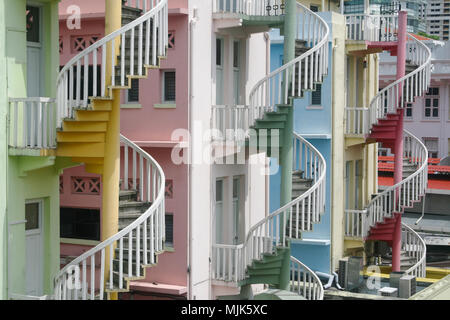 Bunte Wendeltreppen an der Außenseite von Wohngebäuden in Little India, Singapur Stockfoto