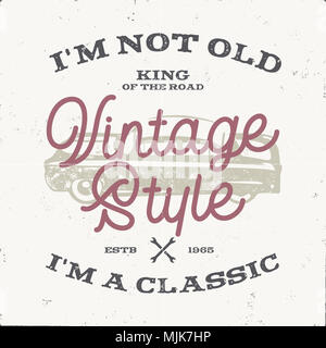 Jahrgang hand Muscle Car t shirt Design gezeichnet. Classic Car Plakat mit Typografie. Ich bin nicht alt, ich bin ein Klassiker Zitat. Retro Style poster Mit grunge Hintergrund. Altes Auto Logo, Emblem. Lager Stockfoto