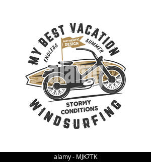 Jahrgang hand Windsurfen, Surfen t-stück Grafik Design. Sommer reisen t-shirt, poster Konzept mit retro Surfbrett und Motorrad. Lieferbar Emblem auf weißem Hintergrund Stockfoto