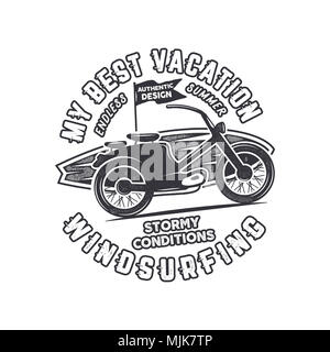 Jahrgang Hand gezeichnet Windsurfen T-Stück. Surfen logo Grafik Design. Sommer reisen t-shirt, poster Konzept mit retro Surfbrett und Motorrad. Surfen logo Vorlage. Lieferbar Emblem isoliert Stockfoto