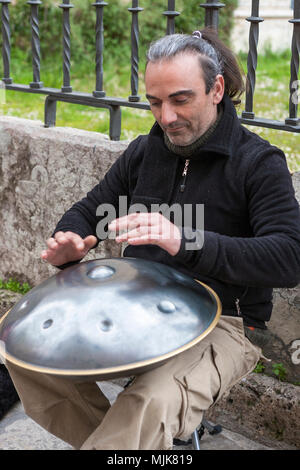 Mann spielt eine Form von Steel Drum, Carrera del Darro, El Albaicín, Granada, Andalusien, Spanien Stockfoto