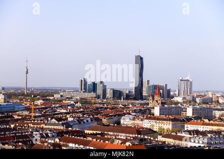 Blick über Wien mit Skyline der Donau - Donau City Centre im Hintergrund Stockfoto
