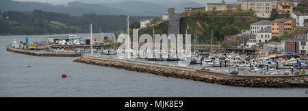 Der Hafen von Ribadeo an der Mündung des Eo, Brücke, die verbindet die Regionen von Galicien und Asturien, im Norden Spaniens, Europa Stockfoto