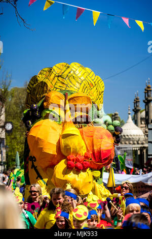 Die jährlichen Brighton Festival begann heute mit den traditionellen Kinder- Parade Auftakt, von allen lokalen Schulen auf. Diese Jahre Gast direkten Stockfoto