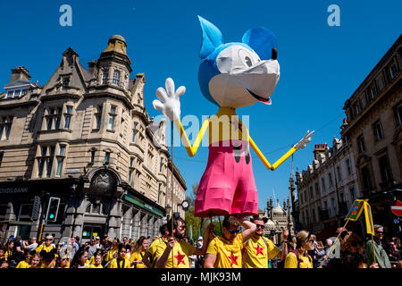 Die jährlichen Brighton Festival begann heute mit den traditionellen Kinder- Parade Auftakt, von allen lokalen Schulen auf. Diese Jahre Gast direkten Stockfoto