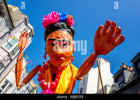 Die jährlichen Brighton Festival begann heute mit den traditionellen Kinder- Parade Auftakt, von allen lokalen Schulen auf. Diese Jahre Gast direkten Stockfoto