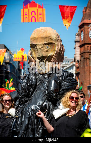 Die jährlichen Brighton Festival begann heute mit den traditionellen Kinder- Parade Auftakt, von allen lokalen Schulen auf. Diese Jahre Gast direkten Stockfoto