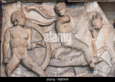 London. England. British Museum, nereide Denkmal, Fries (Detail), Schlacht mit Szenen der Infanterie und Kavallerie bekämpfen, von Xanthos, Türkei, Ca. 390-38 Stockfoto