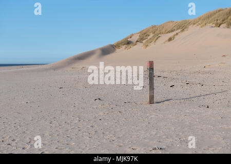 Nordsee Strand auf der Insel Ameland in den Niederlanden mit Strand Pole als Teil der nationalen Pol mit Dünen im Hintergrund Stockfoto