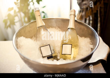 Flaschen mit Champagner auf Eis Stockfoto
