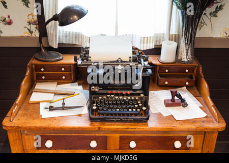 Antike Remington Schreibmaschine auf einem alten hölzernen Schreibtisch Stockfoto