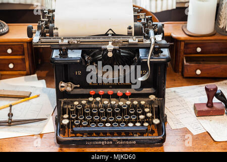 Antike Remington Schreibmaschine auf einem alten hölzernen Schreibtisch Stockfoto