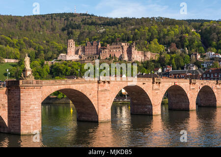 Romantische Stadt Heidelberg am Neckar - Alte Brücke und das Heidelberger Schloss im Hintergrund, Baden-Württemberg, Deutschland Stockfoto