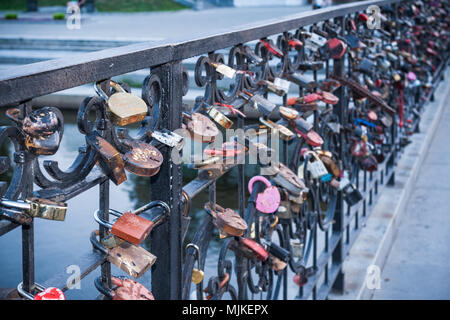 Close-up eine Menge bridal Schlösser auf Metall Zaun der Brücke in der Nähe der Stadt Teich. Selektive konzentrieren. Stockfoto