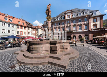 Marktplatz in Heidelberg mit Hercules Brunnen und Rathaus, Deutschland Stockfoto