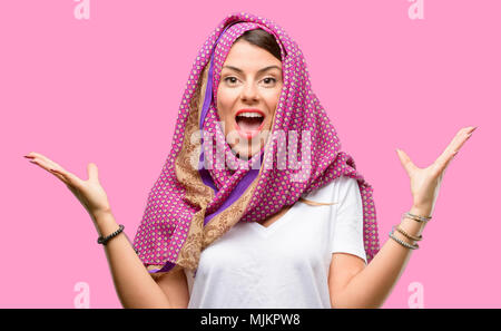 Junge arabische Frau, tragen, Hijab glücklich und überrascht jubelnden Ausdruck wow Geste Stockfoto