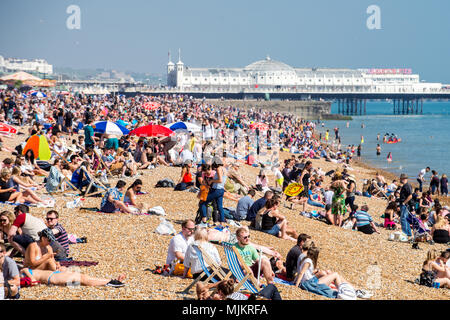 Rekordtemperaturen und riesige Massen auf der Bank Holiday Samstag am Strand von Brighton. Stockfoto