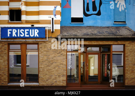 Koblenz, Deutschland - April 08, 2018: Der Eingang und Die windows-Shop von einem Friseur im Miro Haus in Koblenz mit Motiven aus der Gemälde von t Stockfoto