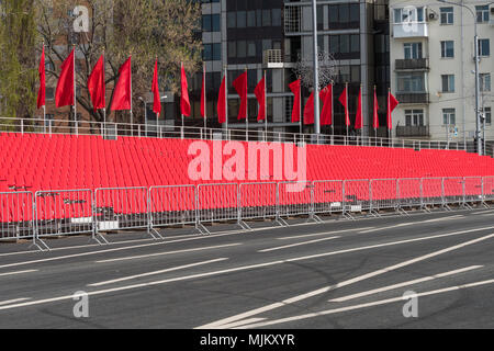 SAMARA - 5. Mai: Leer steht vor der militärischen Parade während der Feier der Tag des Sieges im Großen Vaterländischen Krieges (Zweiter Weltkrieg) auf dem Platz an der M Stockfoto