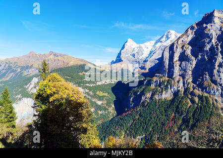 Eiger, Mönch und Jungfrau in den Alpen als Murren aus Dorf gesehen, Berner Oberland, Schweiz Stockfoto