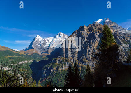 Eiger, Mönch und Jungfrau in den Alpen als Murren aus Dorf gesehen, Berner Oberland, Schweiz Stockfoto