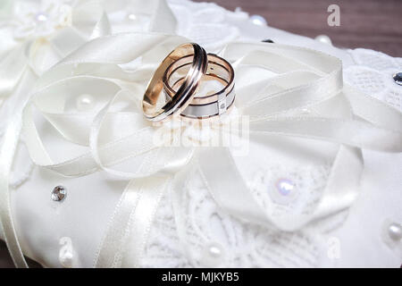 Hochzeit. Dekor. Der Braut Schuhe, eine schöne Hochzeit Bouquet, Ringe, Anstecker und Schmuck schön auf einem grauen Hintergrund Holz gelegt werden. Nach oben V Stockfoto