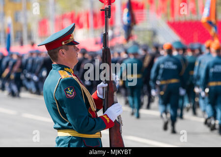 SAMARA - 5. Mai: Generalprobe der militärischen Parade während der Feier der Tag des Sieges im Großen Vaterländischen Krieg - russische Soldaten marschieren auf der Stockfoto