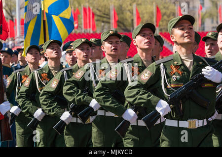 SAMARA - 5. Mai: Generalprobe der militärischen Parade während der Feier der Tag des Sieges im Großen Vaterländischen Krieg - russische Soldaten marschieren auf der Stockfoto