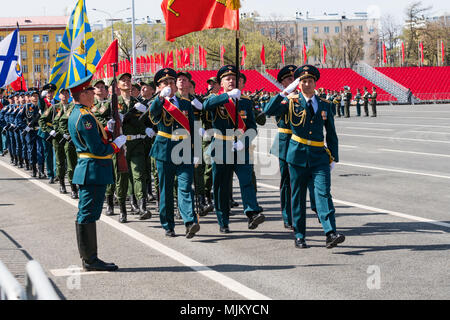 SAMARA - 5. Mai: Generalprobe der militärischen Parade während der Feier der Tag des Sieges im Großen Vaterländischen Krieg - russische Soldaten marschieren auf der Stockfoto