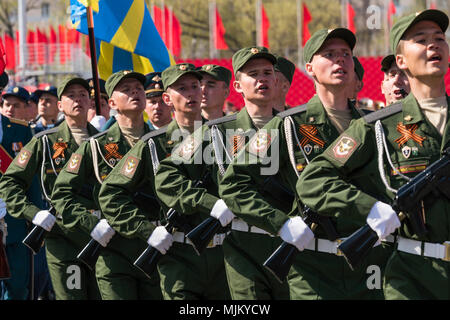 SAMARA - 5. Mai: Generalprobe der militärischen Parade während der Feier der Tag des Sieges im Großen Vaterländischen Krieg - russische Soldaten marschieren auf der Stockfoto