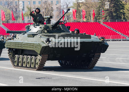SAMARA - 5. Mai: Generalprobe der militärischen Parade während der Feier der Tag des Sieges im Großen Vaterländischen Krieg gegen den auf dem Platz am 5. Mai 2018 in Stockfoto