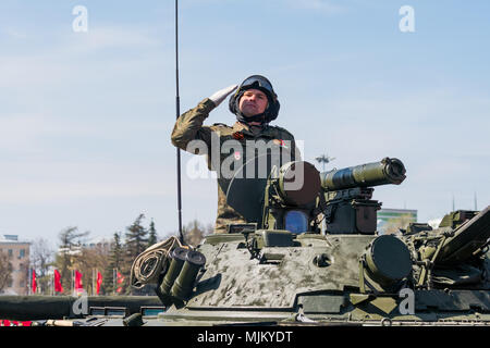 SAMARA - 5. Mai: Generalprobe der militärischen Parade während der Feier der Tag des Sieges im Großen Vaterländischen Krieg gegen den auf dem Platz am 5. Mai 2018 in Stockfoto