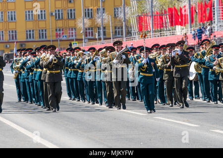 SAMARA - 5. Mai: Generalprobe der militärischen Parade während der Feier der Tag des Sieges im Großen Vaterländischen Krieg - russische Soldaten marschieren auf der Stockfoto