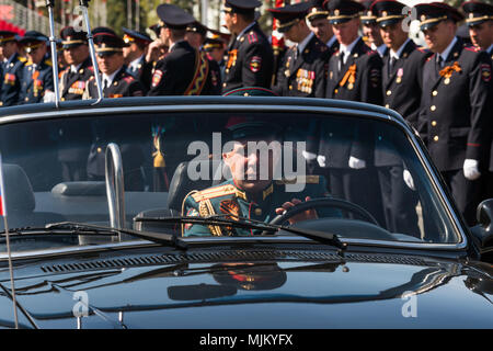 SAMARA - 5. Mai: Generalprobe der militärischen Parade während der Feier der Tag des Sieges im Großen Vaterländischen Krieg - russische Soldaten marschieren auf der Stockfoto