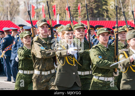 SAMARA - 5. Mai: Generalprobe der militärischen Parade während der Feier der Tag des Sieges im Großen Vaterländischen Krieg - russische Soldaten marschieren auf der Stockfoto