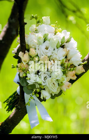 Hochzeit. Dekor. Der Braut Schuhe, eine schöne Hochzeit Bouquet, Ringe, Anstecker und Schmuck schön auf einem grauen Hintergrund Holz gelegt werden. Nach oben V Stockfoto